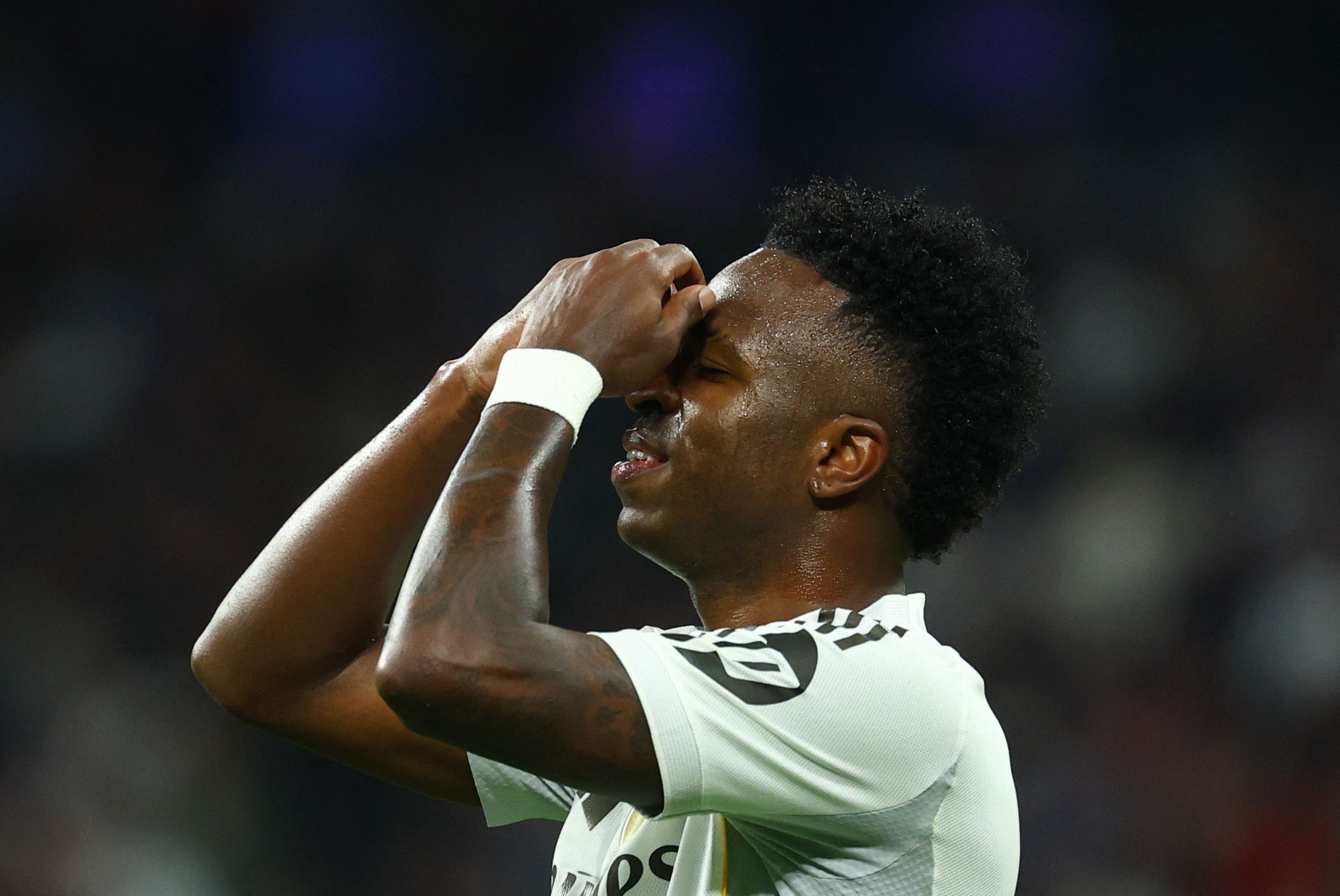 IQIYI 体育平台-ESPN:阿隆索离任让维尼修斯续约出现转机,但工资条款差距仍很大