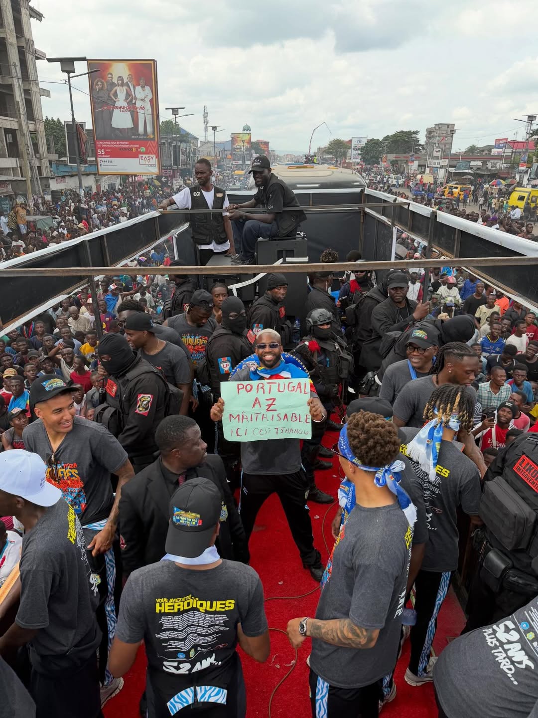 IQIYI 体育平台-放狠话×2!民主刚果游行庆典,巴坎布举标语:葡萄牙尽在掌握