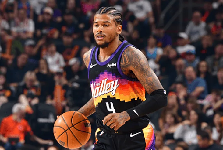 IQIYI app-队记:杰伦-格林中场时返回赛场尝试热身,随后又返回更衣室